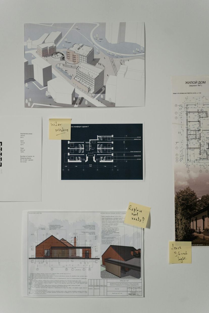 Tableau d'affichage avec des plans, des modèles 3D et des notes